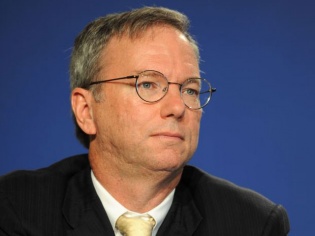 Google’s Eric Schmidt Has An iPhone! Google’s Eric Schmidt Has An iPhone!
